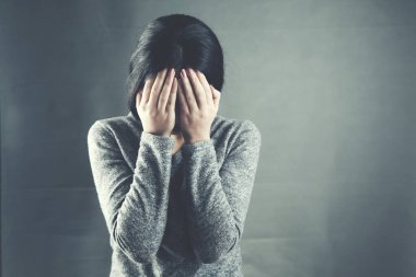 Genç, üzgün bir kadın.