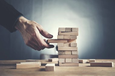 Piramit ahşap küpler yapan bir iş adamı