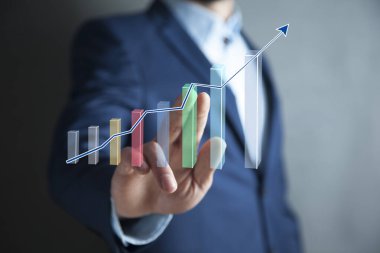İş adamı elinde çizilmiş bir çubuk grafiği tutuyor.