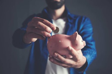 Kumbarayı ve parayı ver.