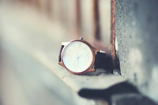 Man Elegant Bruin Horloge — Stockfoto