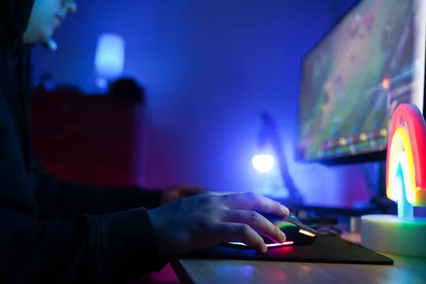 Jovem Jogador Jogando Videogame Usando Mouse Jogo Gamer Concentrado Usando — Fotografia de Stock
