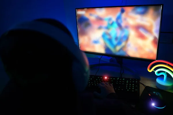 Gamer Concentré Utilisant Ordinateur Pour Jouer Jeu Nouvelles Tendances Jeux — Photo