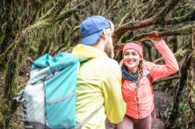 Kız, erkek arkadaşı kendisine kahvaltıyla vurduktan sonra onunla tartışıyor. Bir çift, Man 's Head' deki bir vurgun yüzünden yolda durmuş. Yürüyüş, macera ve tatil konsepti - Görüntü