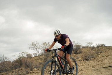 Enduro Patikası 'nda Mor Bisikletli Bisikletçi. Extreme Spor ve Dayanıklı Bisiklet Konsepti.