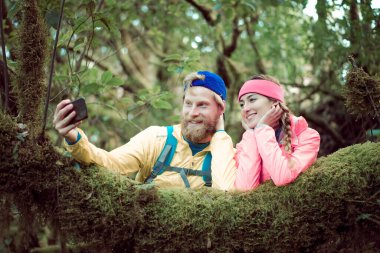 Güzel bir çift uzun bir yürüyüşten sonra dinleniyor.