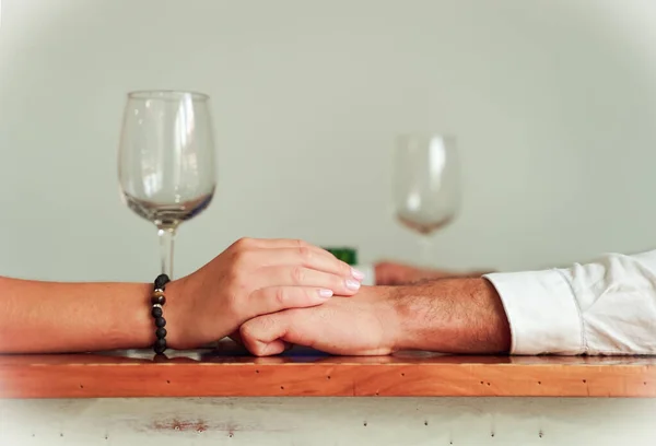 Close Mãos Casal Mesa Restaurante Com Casal Romântico Segurando Mão — Fotografia de Stock