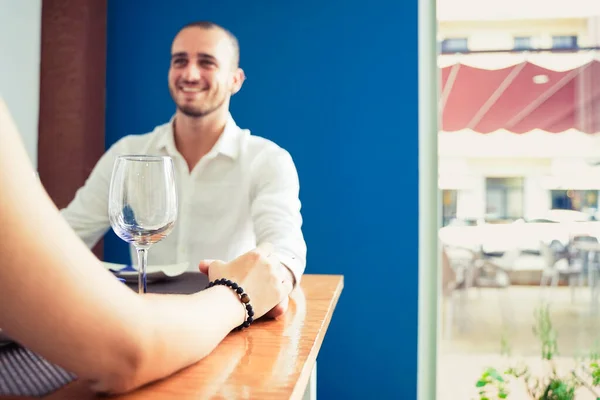 Casal Romântico Segurando Mão Outro Jantar Restaurante Luxo Proposta Casamento — Fotografia de Stock