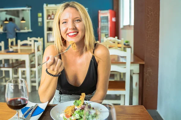 Mulher Sorridente Comendo Salada César Fresco Restaurante Mulher Caucasiana Bonita — Fotografia de Stock