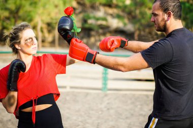 Karısını döven bir adam aile içi şiddeti resmediyor. Aile içi şiddetten korkan bir kadın. Bir adam bir gülle af diliyor. Şiddet ve protesto kavramı - Görüntü