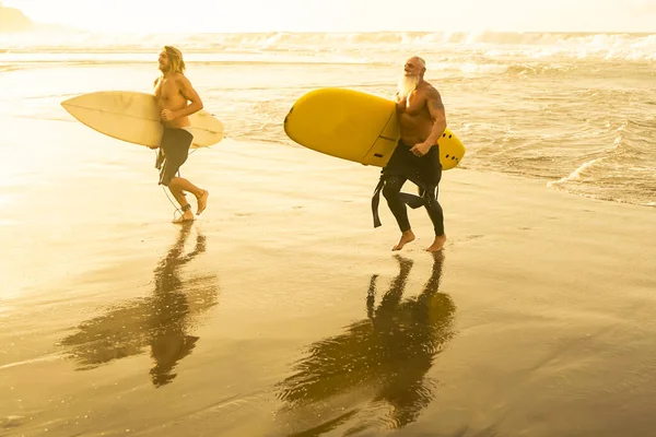 Друзі Збираються Серфінгу Пляжі Заході Сонця Батько Син Розважаються Займаючись — стокове фото
