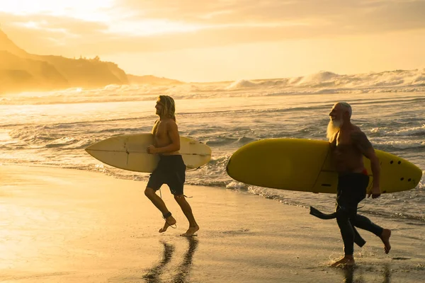 Padre Figlio Che Fanno Surf Tramonto Amici Che Escono Nell — Foto Stock