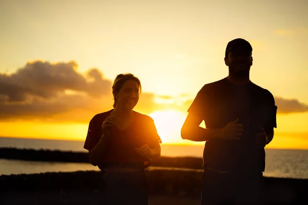Young People Running Outdoors Friends Running Beach Couple Runners Sunset — Stock Photo, Image