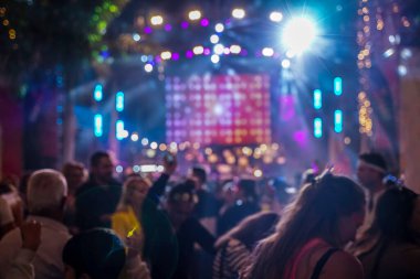 Seyircilerin siluet elleri, kulüp partisi, kutlama partisi, Bulanık Gece kulübü parti müziği müziği, Parti Halkı, konserde Arkaplan Kalabalığı 'nı bulanıklaştırdı ve.