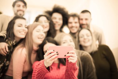 Mutlu arkadaşlar çok ırklı selfie çekiyorlar. Öğrenciler teknoloji trendleriyle eğleniyor. Gençlik, teknoloji ve arkadaşlık kavramı - Ana odak noktası gül cep telefonu - Görüntü