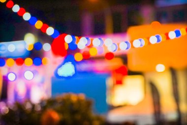 Partinin soyut görüntüsü ve dışarıdan gelen halüsinojen ışıklar. Soyut arkaplan.