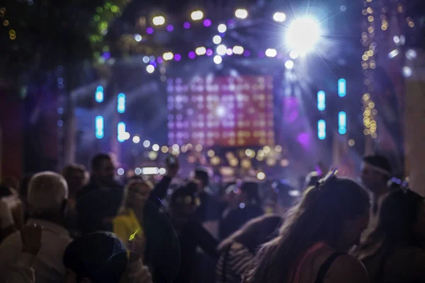 Seyircilerin siluet elleri, kulüp partisi, kutlama partisi, Bulanık Gece kulübü parti müziği müziği, Parti Halkı, konserde Arkaplan Kalabalığı 'nı bulanıklaştırdı ve.