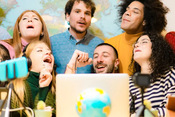 Junge Leute Die Online Sozialen Netzwerk Karaoke Singen Glückliche Arbeiter — Stockfoto