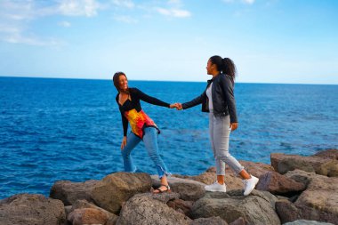 Okyanus kıyısında sarı sörf tahtaları. Kumsalda sörf tahtası. Yumuşak tonlu fotoğraf. - Görüntü
