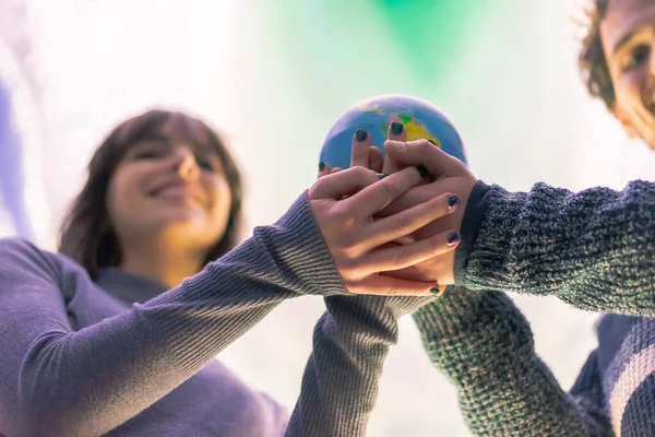 Romantisches Jüngeres Paar Mit Der Welt Der Hand Die Millennial — Stockfoto