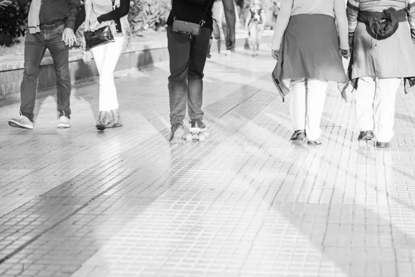 Άνθρωποι Περπατούν Στο Δρόμο Απόγευμα Όμορφο Φως Του Ήλιου Άνθρωποι — Φωτογραφία Αρχείου