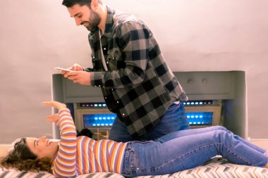 Kız arkadaşı için selfie çektirmek isteyen ama onun istemediği bir adam. Mutlu çift tatilde dinleniyor.