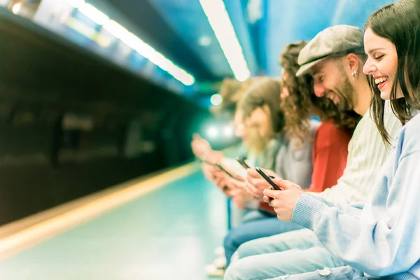 Gruppe Von Freunden Mit Mobiltelefonen Der Bahn Lächelnde Menschen Die — Stockfoto