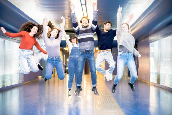 Mutlu Milenyum dostları metroya atlıyor. Genç öğrenciler birlikte gülerek eğleniyorlar. Gençlik, yaşam tarzı, takım, çok ırklı, arkadaşlık kavramı - görüntü