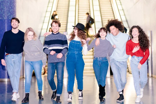 Fröhliche Gruppe Von Freunden Fuß Der Bahn Station Metrostation Junge — Stockfoto