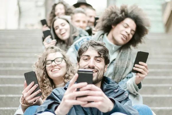 Menschen Die Smartphone App Nutzen Studenten Sind Süchtig Nach Neuen — Stockfoto