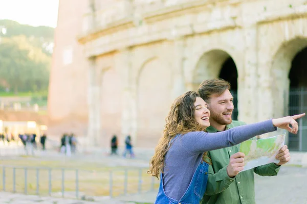 Giovane Coppia Viaggiatore Utilizzando Mappa Locale Ragazza Che Punta Avanti — Foto Stock