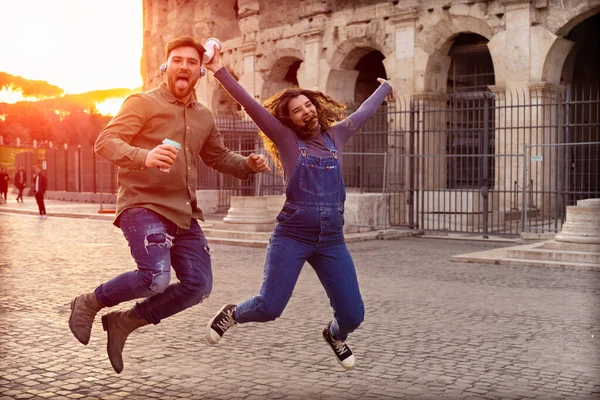 在日落时 一对年轻夫妇带着相机定时器在罗马附近跳伞拍照 浪漫的年轻夫妇们一边听音乐一边喝着美味的冰沙 — 图库照片