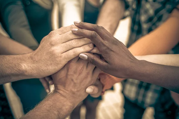 若い人たちが手を合わせている 団結とチームワークを示す手のスタックを持つ友人 — ストック写真