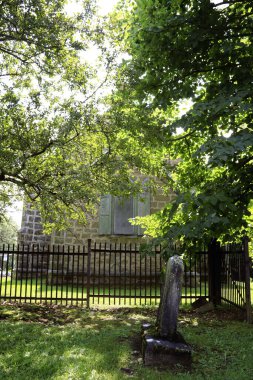 Tamam, eski bir kilisenin önünde bir mezarlık.