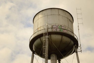 Bulutlu bir gökyüzünde antik bir silo