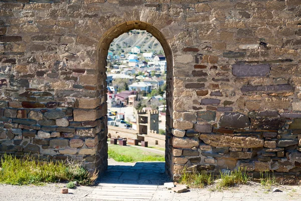 Arch in the medieval stone wall — Stock Photo, Image