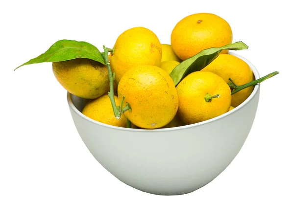 Högen av färska mogna mandarin med små kvistar och blad i skål. — Stockfoto