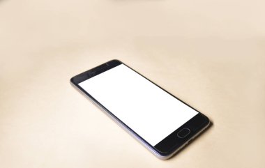 Beyaz arkaplanda boş ekranlı akıllı telefon