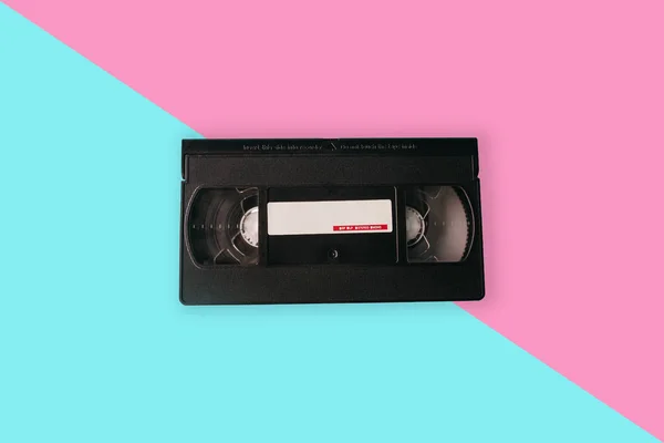 粉红色背景的老式复古盒式磁带 — 图库照片