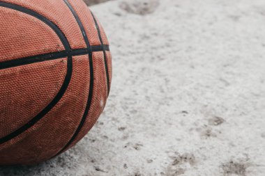 Basketbol topu yere düştü.