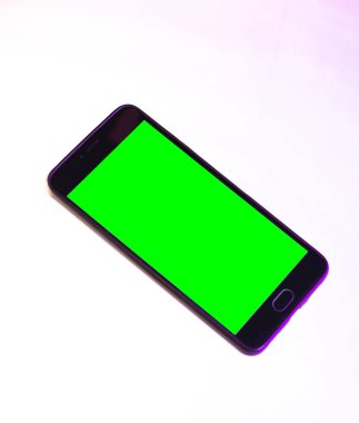 Beyaz arkaplanda boş ekran izole edilmiş akıllı telefon