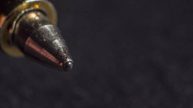 Siyah arka planda eski paslı metal sapı