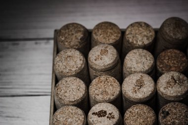 Ahşap arka plandaki şarap mantarlarını kapatın.