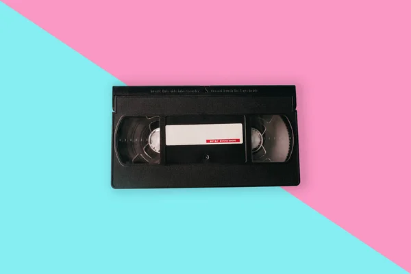 古いレトロカセットテープピンクの背景 — ストック写真