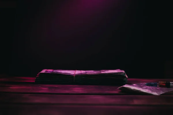 Библия Черном Фоне — стоковое фото