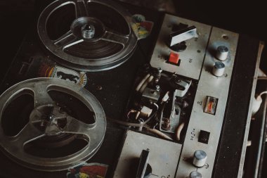 Eski bobbin kayıt cihazı. Klasik analog makara teyp kaydedicisi. Orijinal Vintage Analog Reel Teyp Kaydı. Retro teknolojiler.