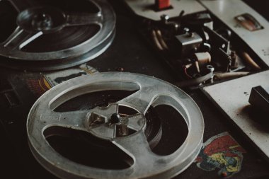 Eski bobbin kayıt cihazı. Klasik analog makara teyp kaydedicisi. Orijinal Vintage Analog Reel Teyp Kaydı. Retro teknolojiler.