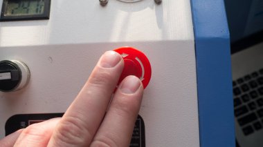 Kırmızı düğmeye basan el, kırmızı düğmeye basan parmak. Kapatma düğmesi