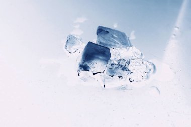 Tahtayı bir fırçayla tutan el.