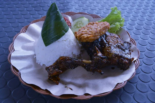 Ayam Penyet Indonesia Tradisi Goreng Ayam Dengan Saus Sambal — Stok Foto